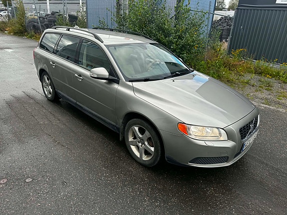 Volvo V70 2 of 8