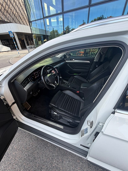 Volkswagen Passat Alltrack 16 of 18