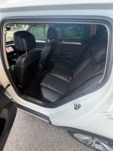 Volkswagen Passat Alltrack 12 of 18