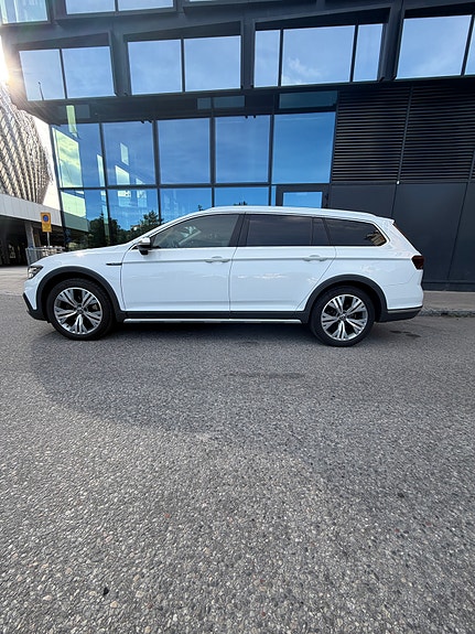 Volkswagen Passat Alltrack 2 of 18