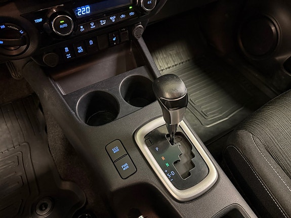 Toyota HiLux 13 of 19