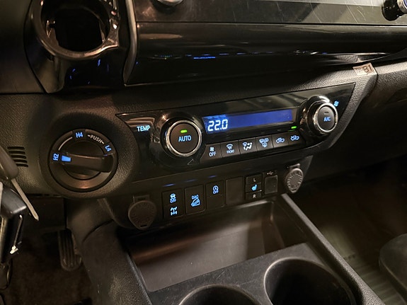 Toyota HiLux 14 of 19