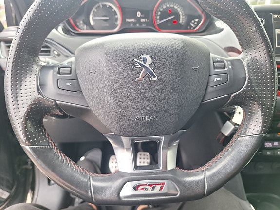 Peugeot 208 9 of 12