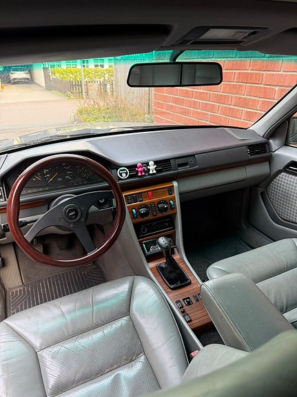 Mercedes-Benz 300 TD 8 of 11