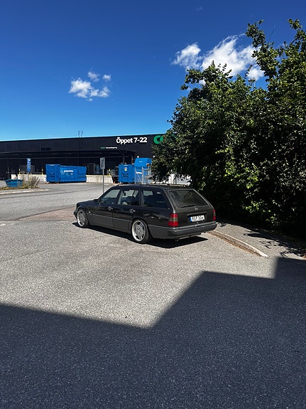 Mercedes-Benz 300 TD 2 of 11