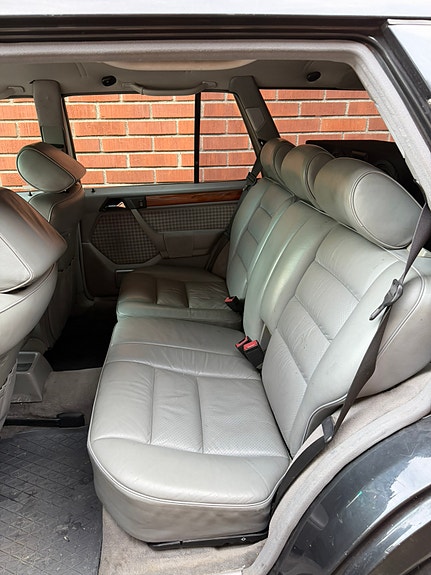 Mercedes-Benz 300 TD 7 of 11