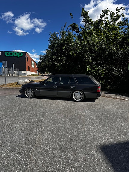 Mercedes-Benz 300 TD 3 of 11