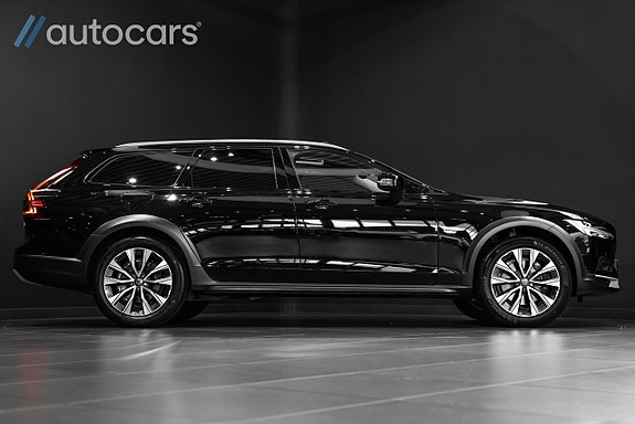 Volvo V90 Cross Country 2 of 30