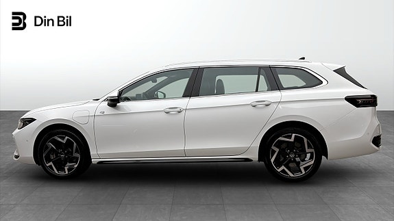 Volkswagen Passat 2 of 12