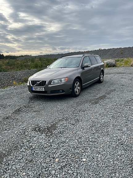 Volvo V70 2 of 9