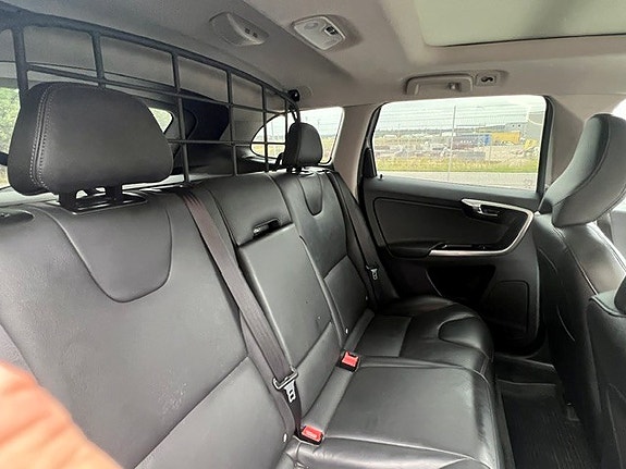 Volvo XC60 8 of 13