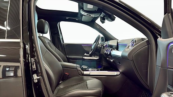 Mercedes-Benz EQB300 3 of 26