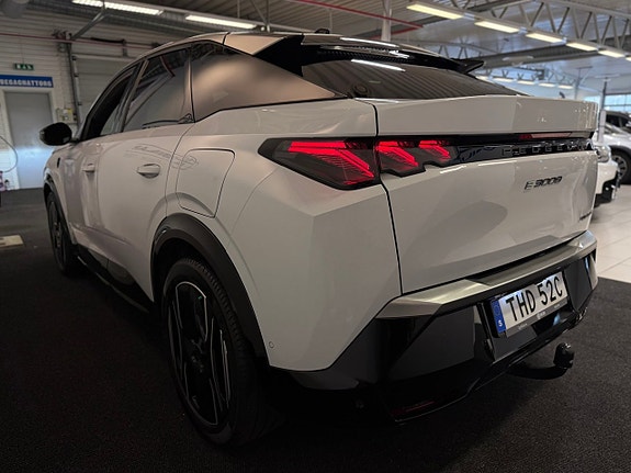 Peugeot e-3008 5 of 30