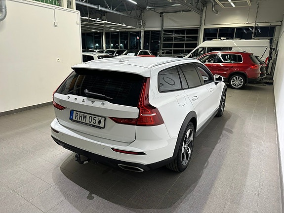 Volvo V60 Cross Country 3 of 14