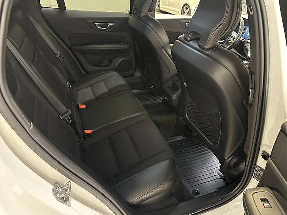 Volvo V60 Cross Country 8 of 14