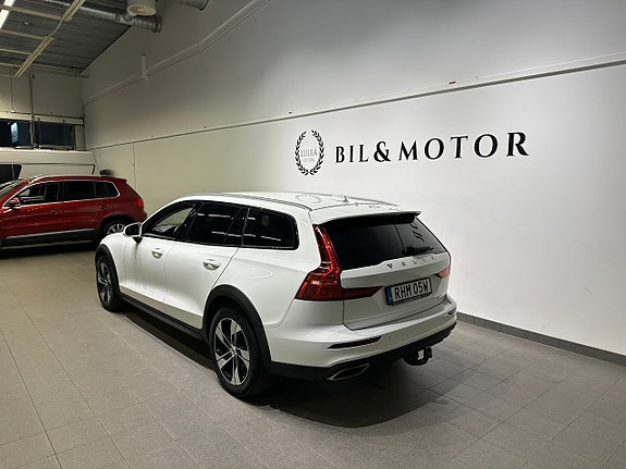 Volvo V60 Cross Country 2 of 14