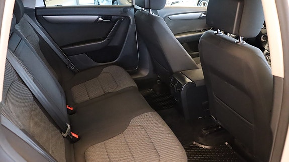 Volkswagen Passat 11 of 16
