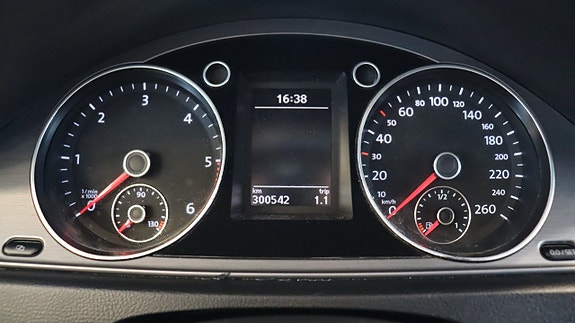Volkswagen Passat 14 of 16