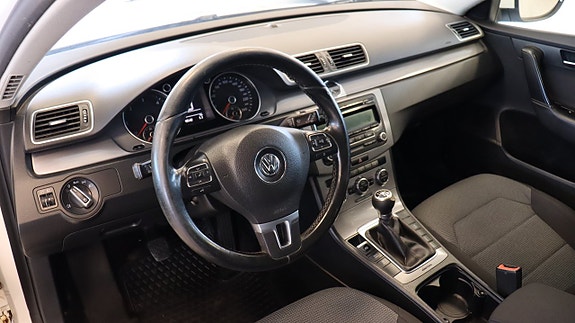 Volkswagen Passat 12 of 16