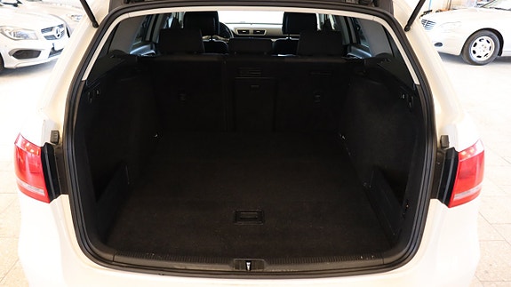 Volkswagen Passat 9 of 16