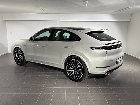 Porsche Cayenne 4 of 13