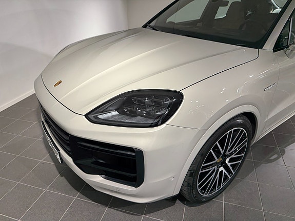 Porsche Cayenne 7 of 13