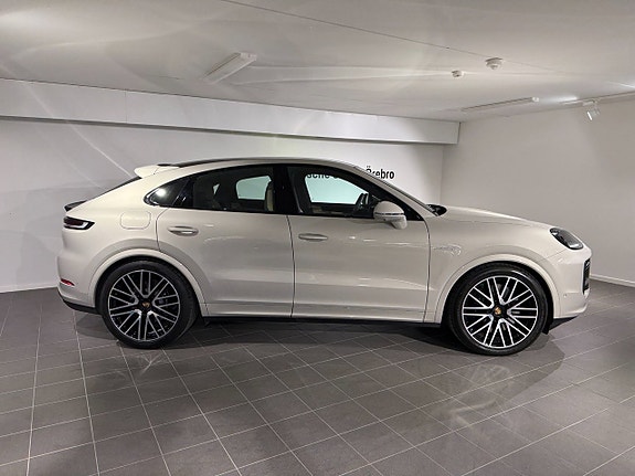 Porsche Cayenne 2 of 13
