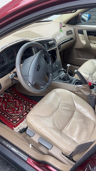 Volvo V70 2 of 6