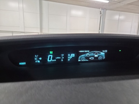 Toyota Prius Plug-in Hybrid 14 of 18