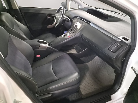 Toyota Prius Plug-in Hybrid 11 of 18