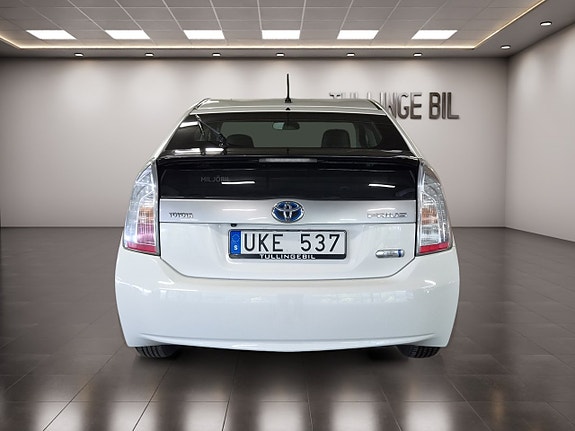 Toyota Prius Plug-in Hybrid 4 of 18