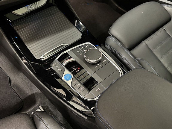 BMW iX3 9 of 26