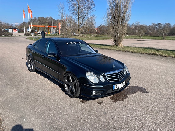 Mercedes-Benz E320 5 of 14