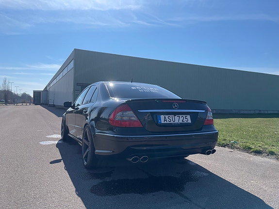 Mercedes-Benz E320 9 of 14