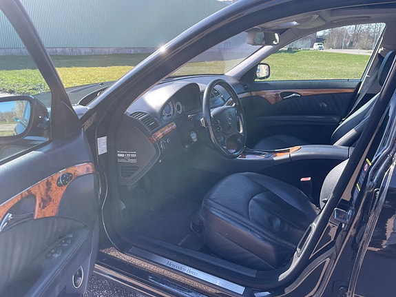 Mercedes-Benz E320 13 of 14