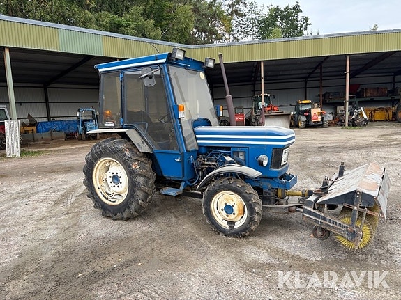 Traktor Ford 1910 4WD med sandspridare, sopva 6 of 6