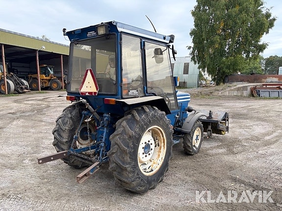Traktor Ford 1910 4WD med sandspridare, sopva 5 of 6