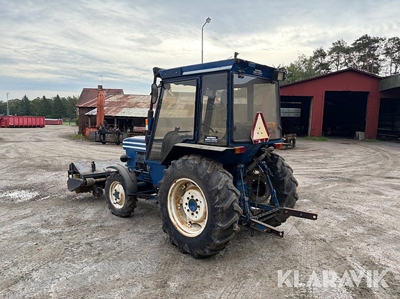 Traktor Ford 1910 4WD med sandspridare, sopva 3 of 6