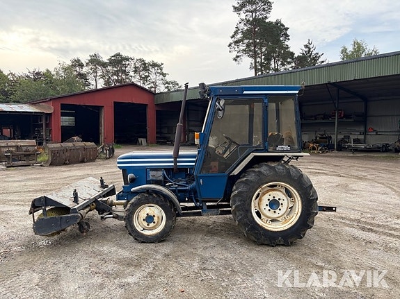 Traktor Ford 1910 4WD med sandspridare, sopva 2 of 6