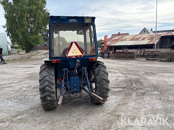 Traktor Ford 1910 4WD med sandspridare, sopva 4 of 6