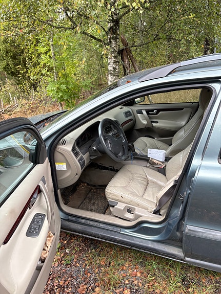 Volvo V70 3 of 5