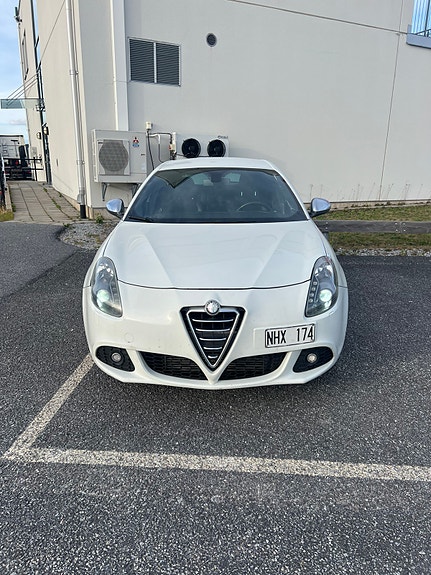 Alfa Romeo Giulietta 2 of 12