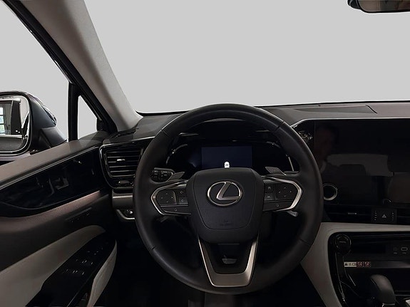 Lexus NX450h+ 9 of 15