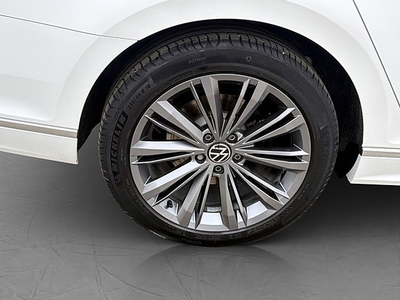 Volkswagen Passat 30 of 30