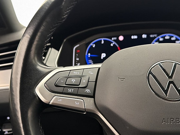 Volkswagen Passat 13 of 30
