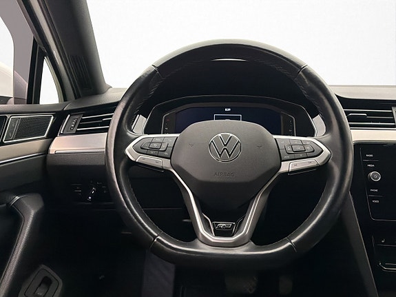 Volkswagen Passat 12 of 30