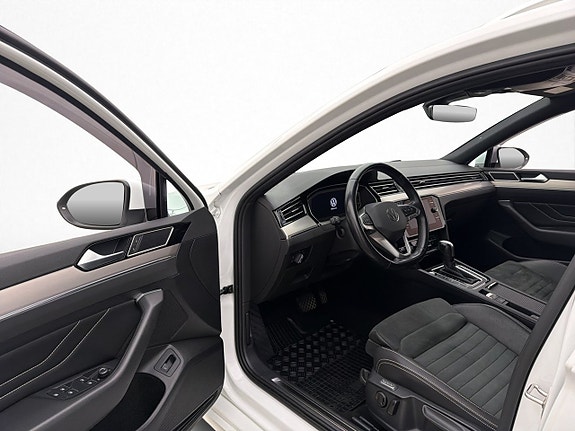 Volkswagen Passat 10 of 30