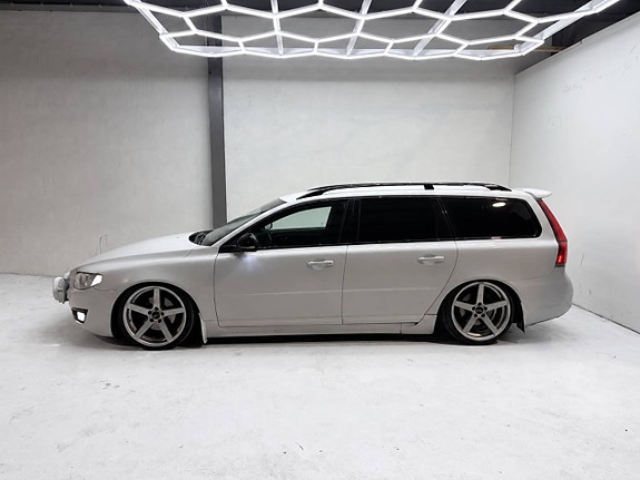 Volvo V70 2 of 9