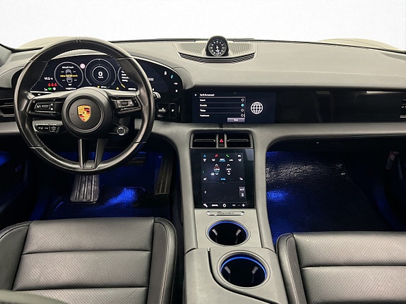 Porsche Taycan Cross Turismo 14 of 30