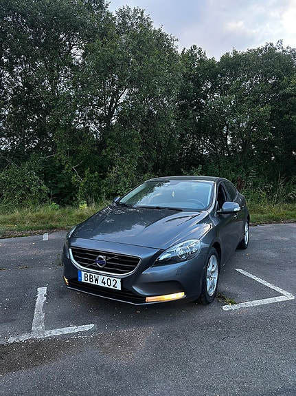 Volvo V40 2 of 11